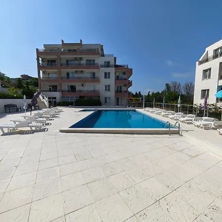 With Free Pool And Parking Space شقة *